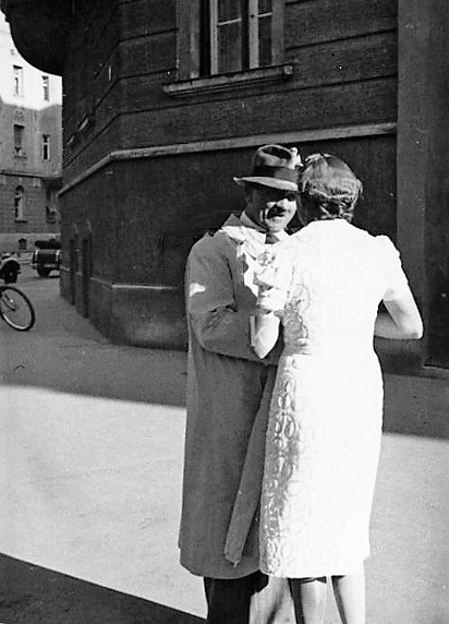 Adolf Hitler speaks with a woman in front of his apartment on Prinzregentenplatz in Munich